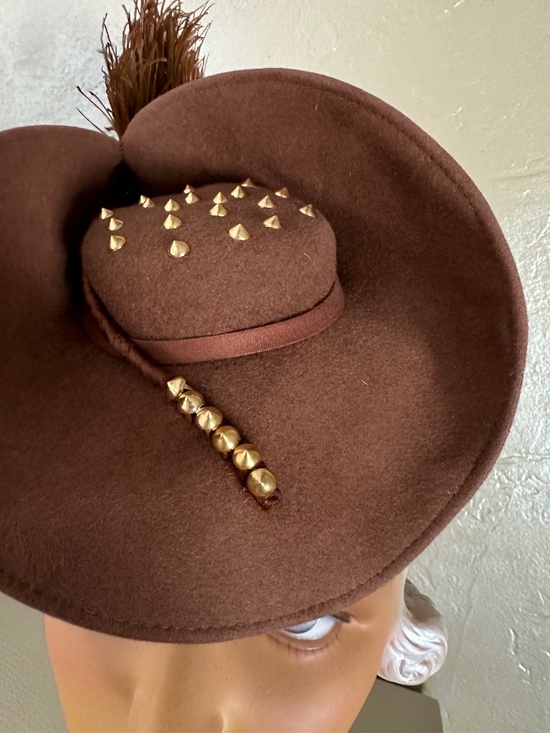 RARE 1930s\' TAN FELT TOY TILT HAT + GOLD STUDS & OSTRICH FEATHER main image 11